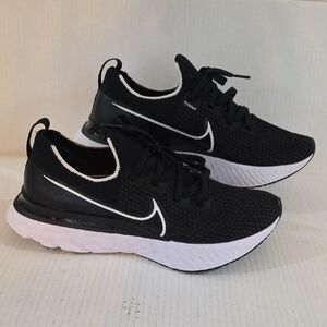 Nike Infinity React Flyknit  Men's Black and White Sneakers Size 9.5